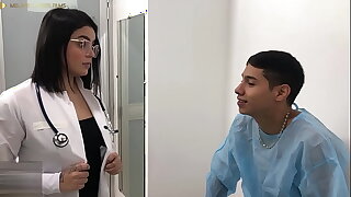 doctora sexy se folla a su paciente clean polla gigante - culos grandes